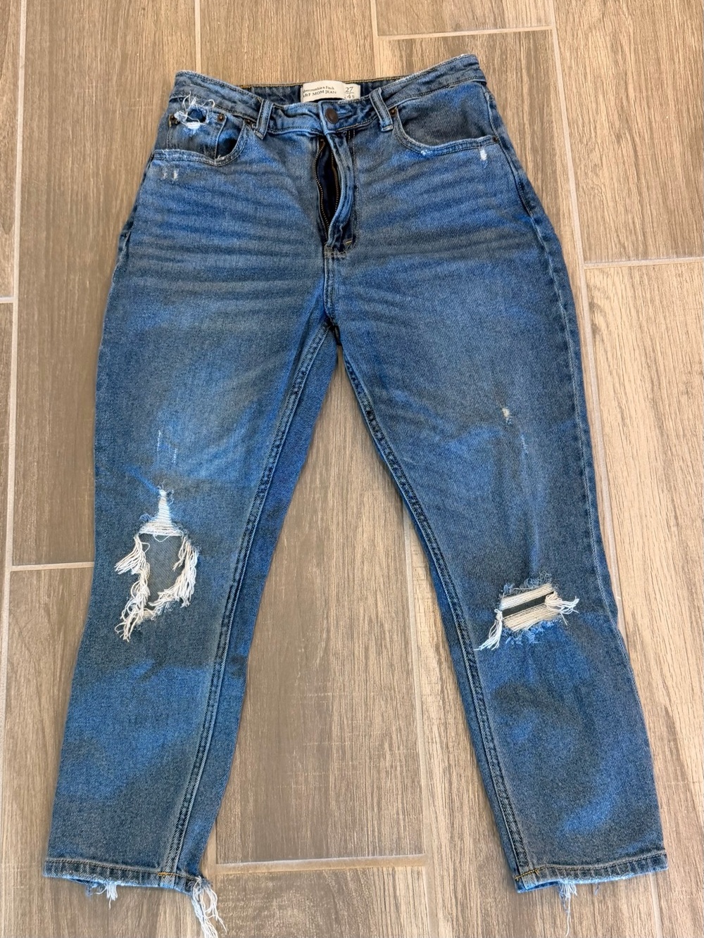 Abercrombie and Fitch Mom Jean 27/4 Short Length Curve Love